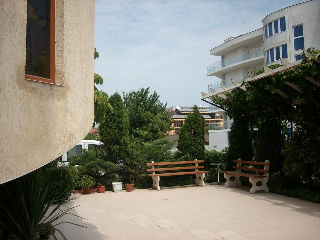 Hotel Neven Primorsko Bagian luar foto