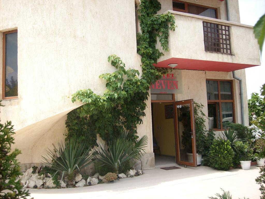 Hotel Neven Primorsko Bagian luar foto