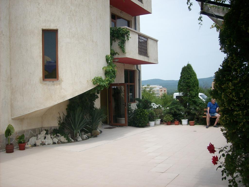 Hotel Neven Primorsko Bagian luar foto